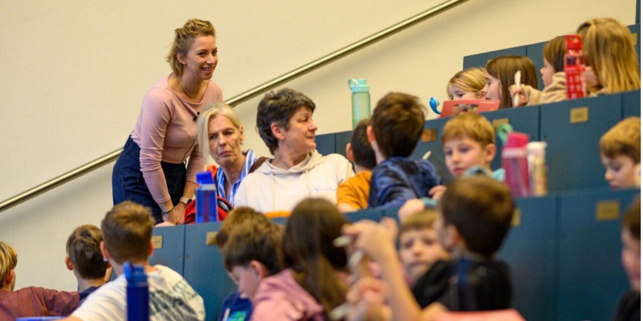 120 Volksschulkinder erleben Musik bei der AAU-KinderUni 2026