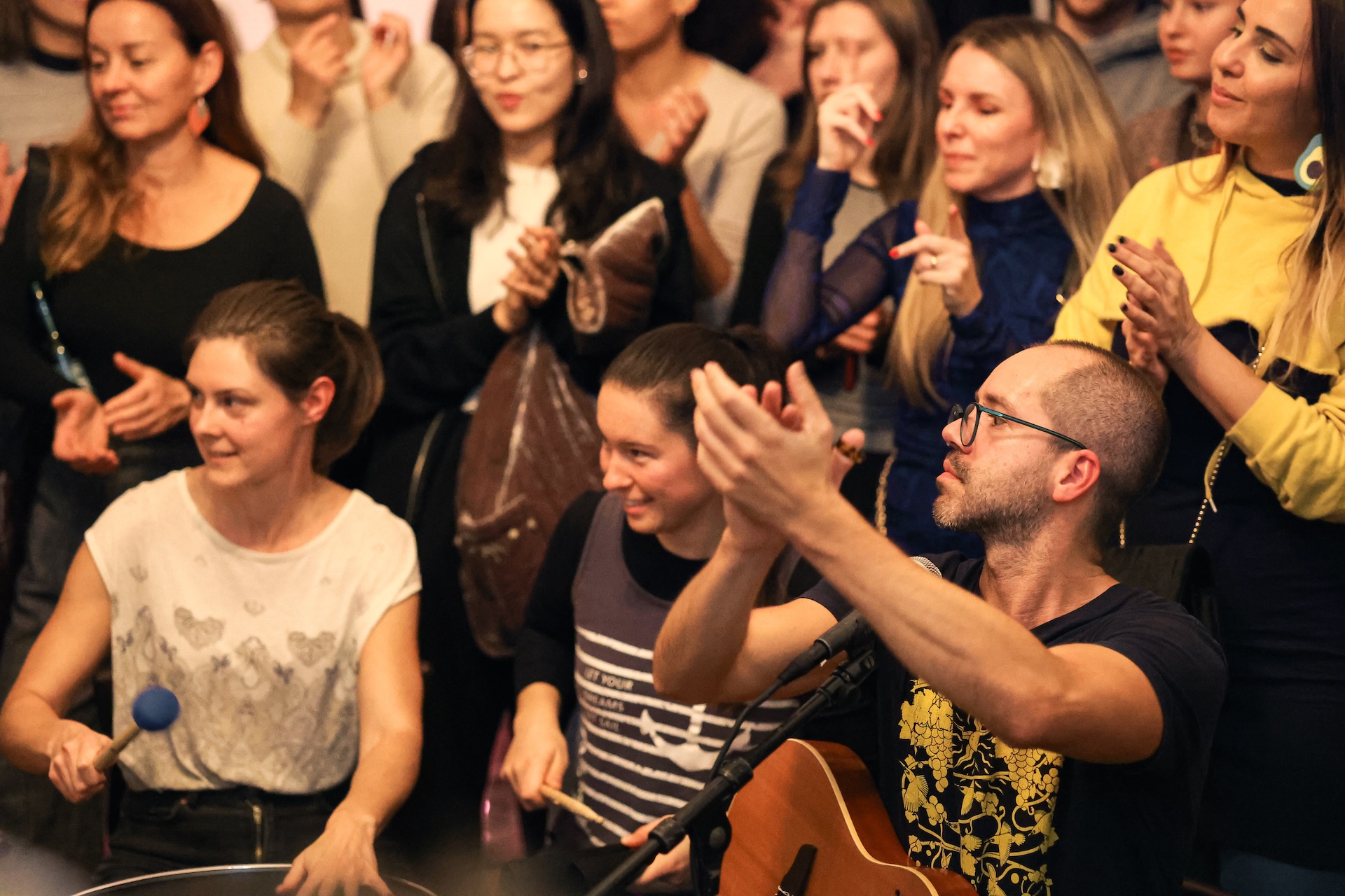 Eine Reihe von Musiker*innen performen.